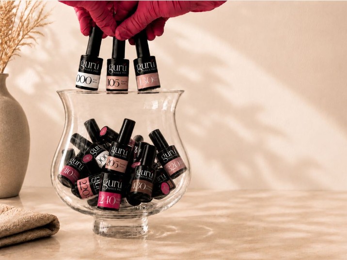 Esmaltes Gurú en un jarrón de cristal